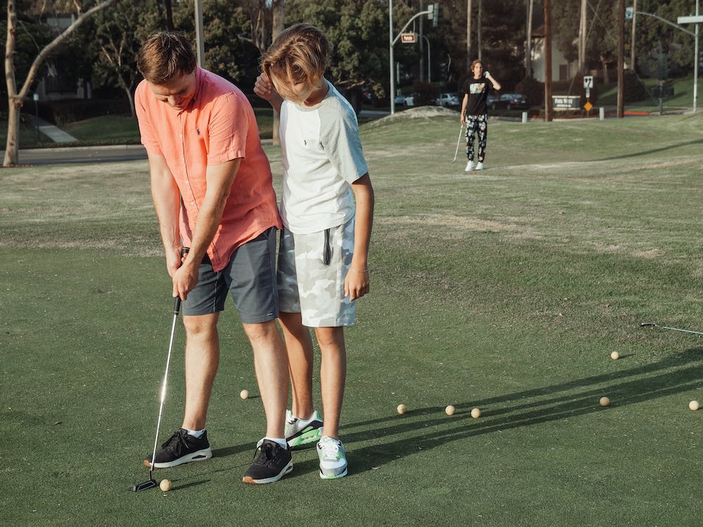 You are currently viewing 17 Amazing Golf Gifts For Dad Who Loves Playing Golf