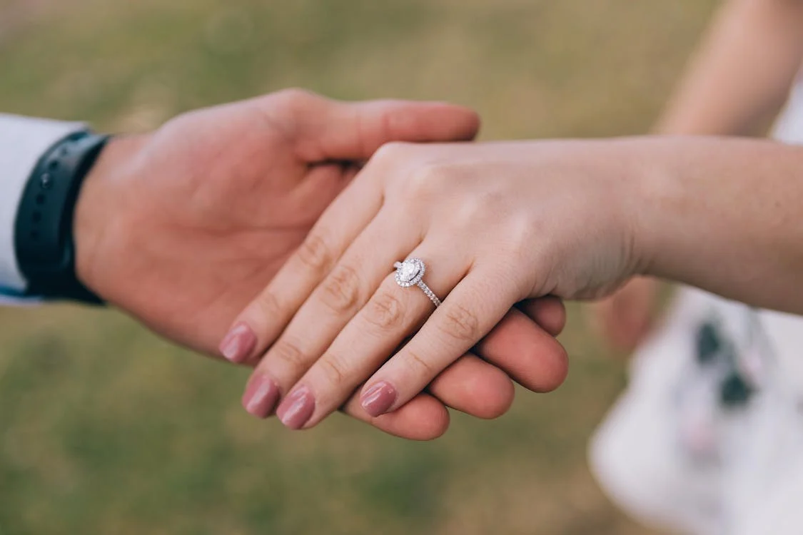 You are currently viewing The Ultimate Symbol of Commitment: Engagement Rings vs. Wedding Bands